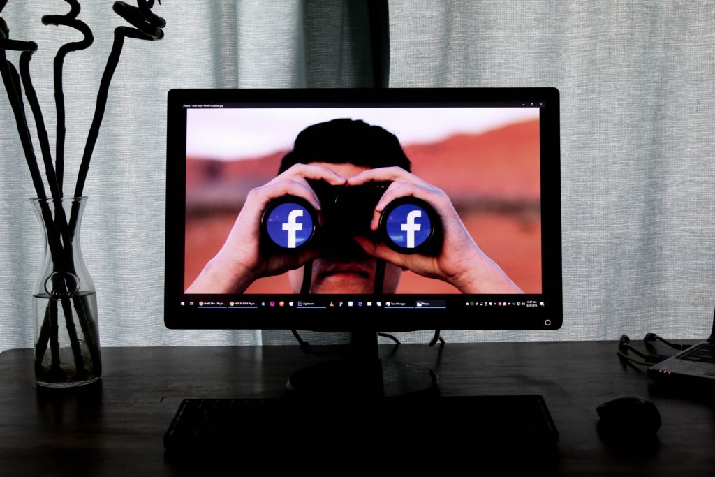 Facebook správa sociálnych sietí