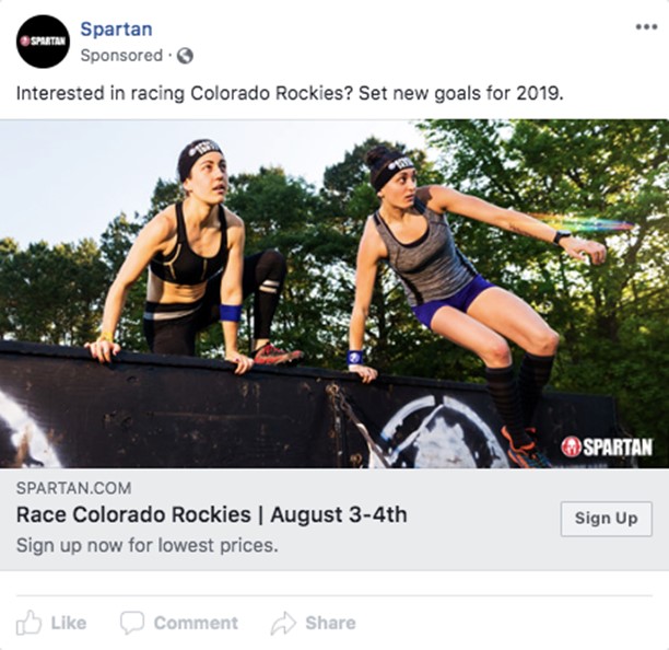 Reklama Spartan Race na Facebooku. Bežci skáčuci cez prekážky.