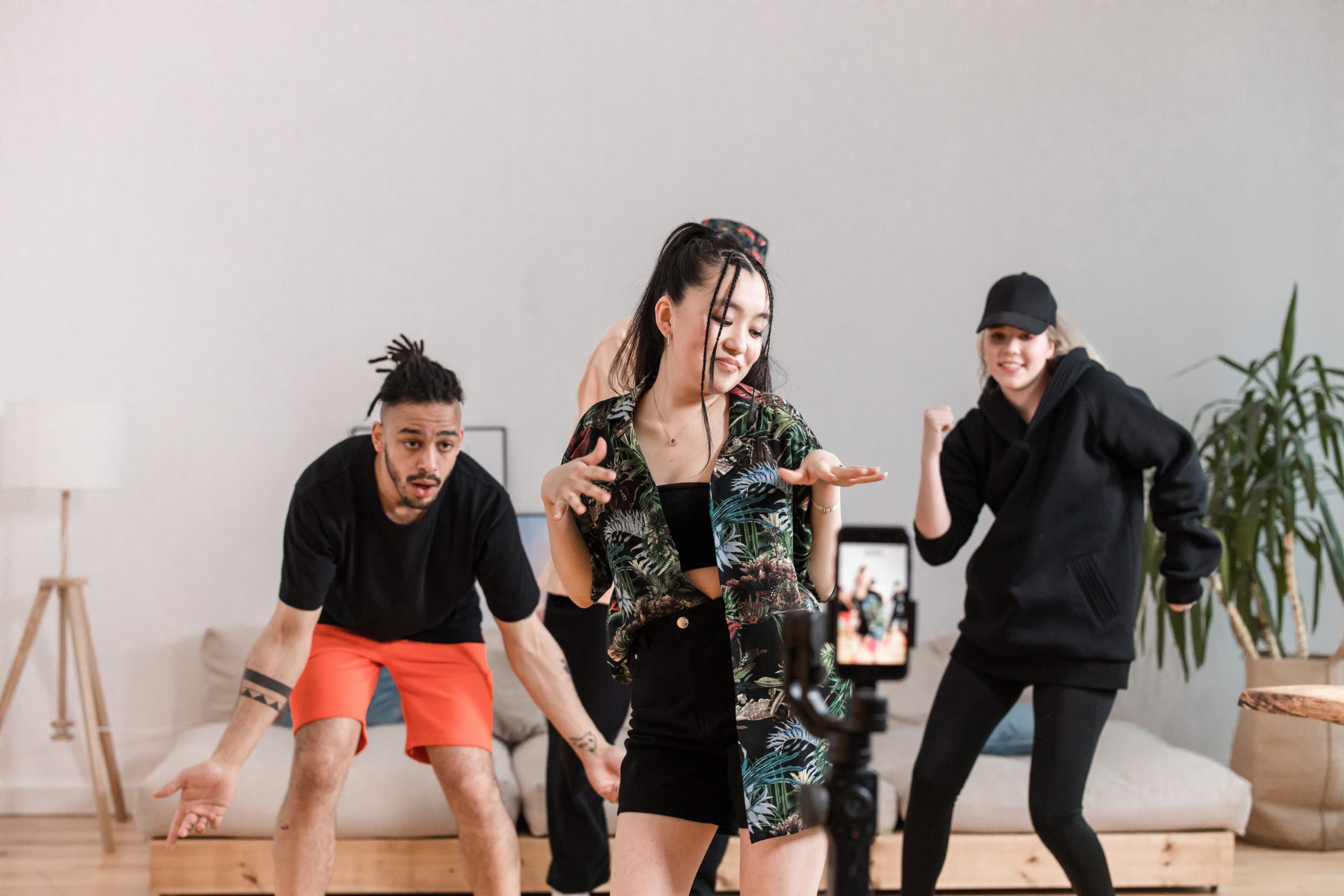 Mladí ľudia tancujúci virálny tanec na sociálnu sieť TikTok. 