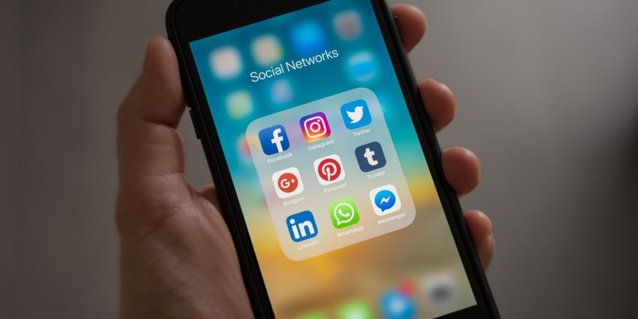 Displej mobilu s widgetmi jednotlivých sociálnych sietí (Facebook, TikTok, Instagram, Twitter)