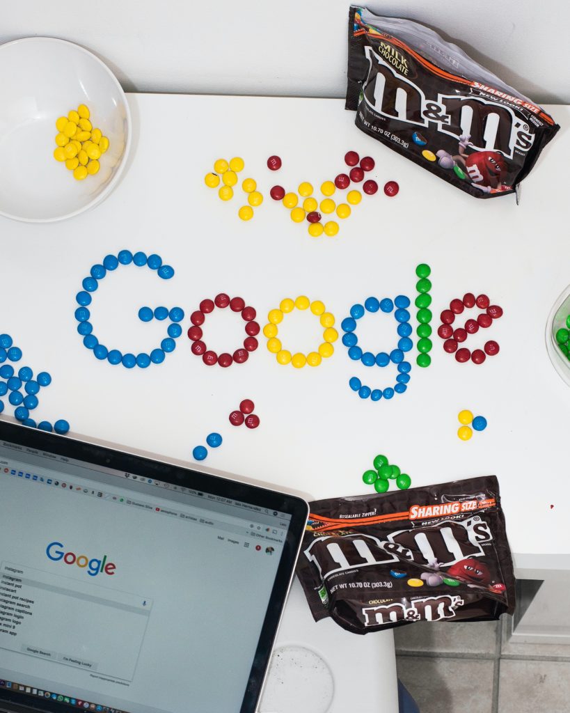 Nápis Google vytvorený z cukríkov M and M.